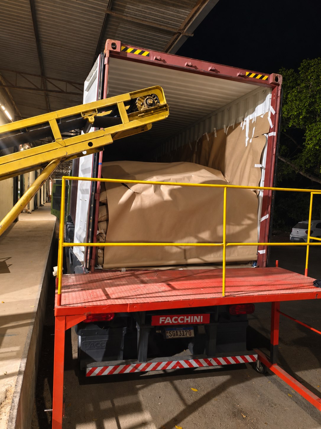 Esteira e revestimento de papel no contêiner de exportação